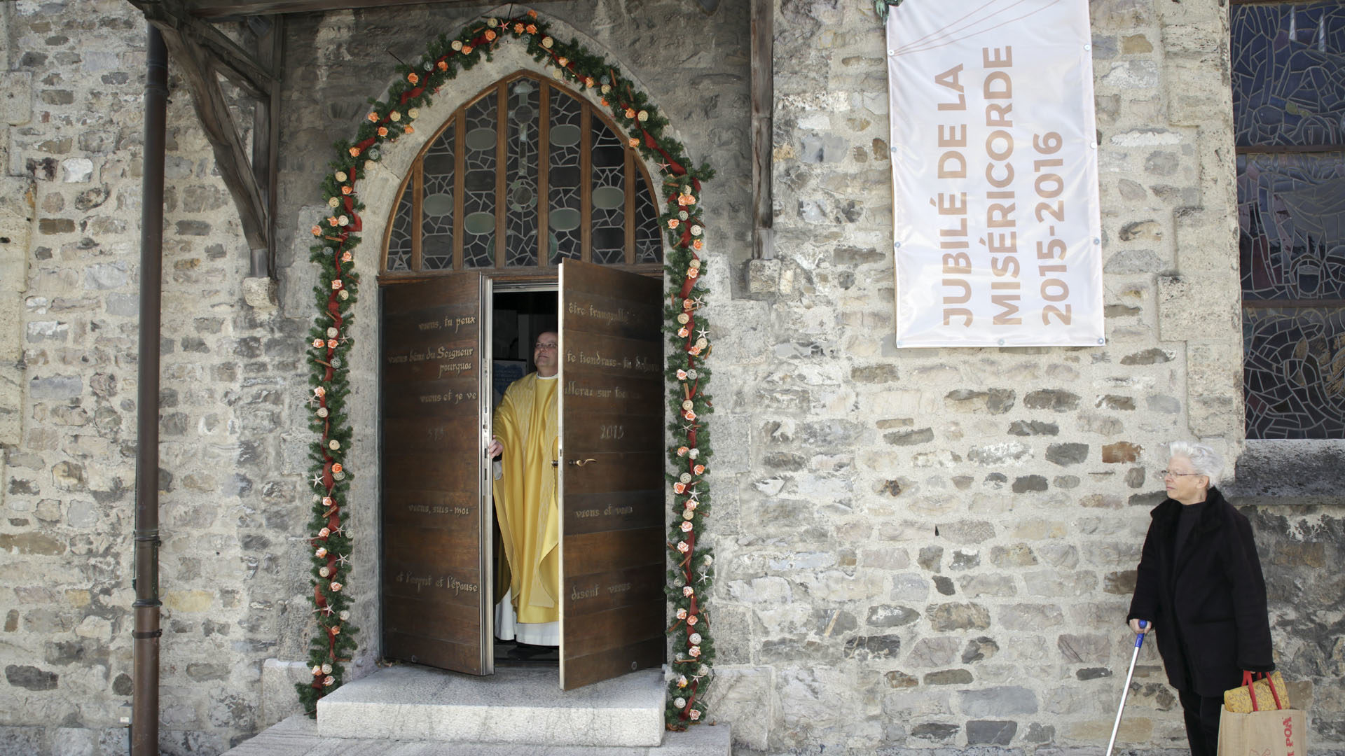 Saint-Maurice le 20 novembre 2016. Le chanoine Thomas Rödder, recteur de la basilique referme la Porte sainte de la miséricorde. (Photo: B. Hallet) 