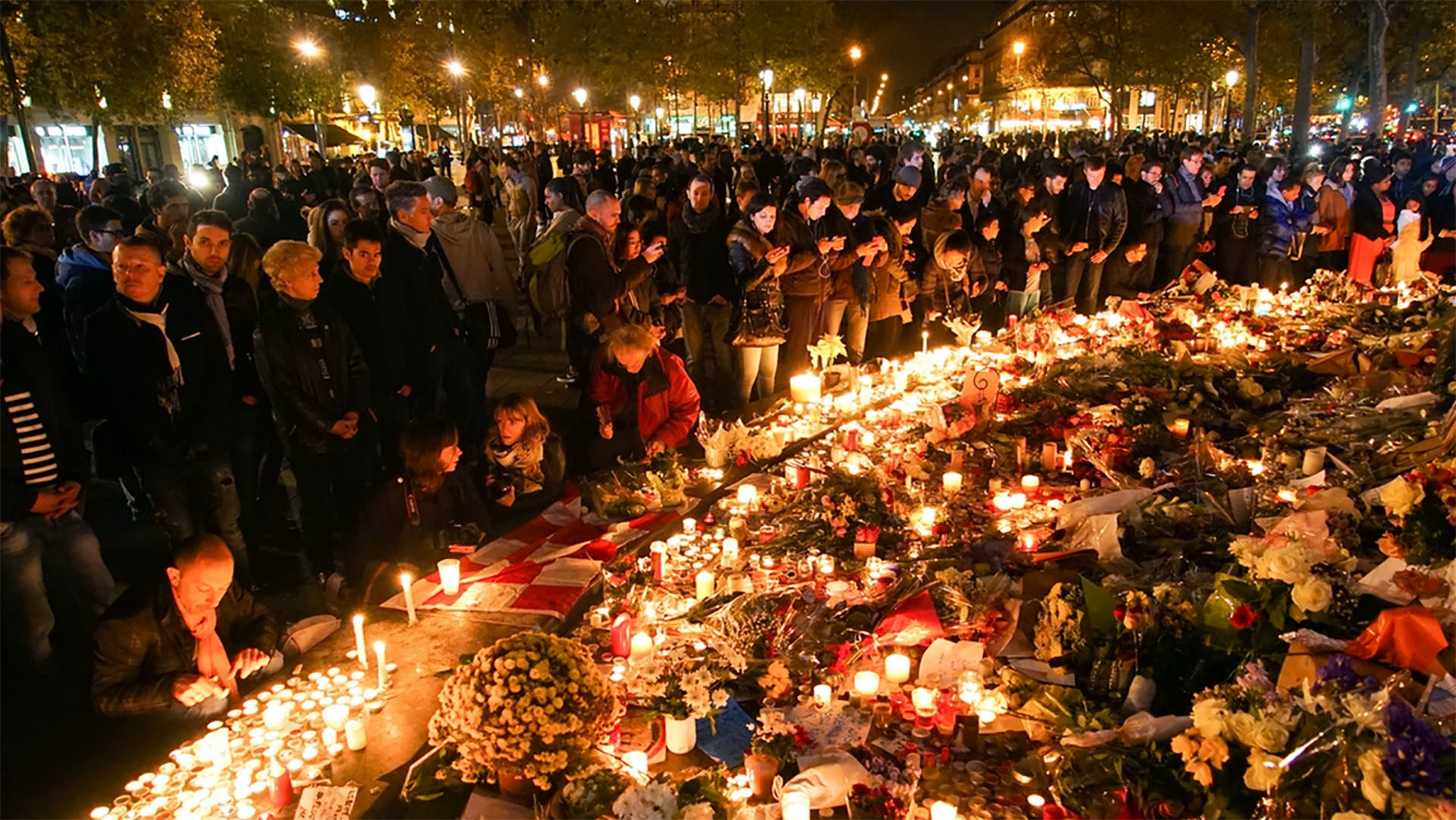 Hommage aux victimes sur la Place de la République à Paris en novembre 2015. (Photo: Wikimedia Commons/Mstyslav Chernov/CC BY-SA 4.0)