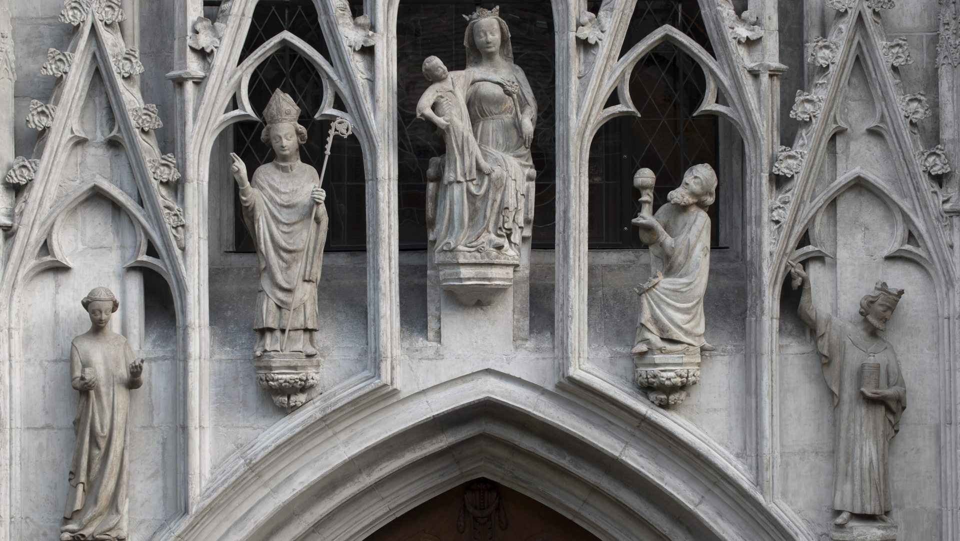 Portail sud de la cathédrale de Fribourg. Les mages et saint Nicolas entourent la Vierge et l'enfant Jésus (photo SBC Primula Bosshard)