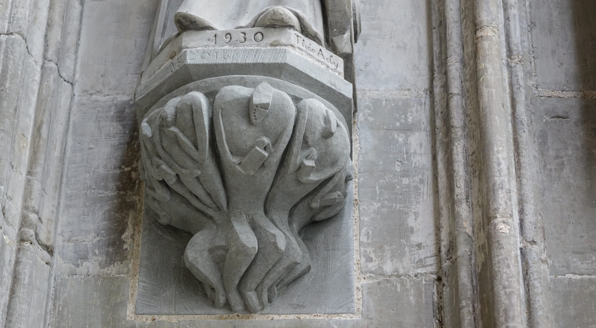 Portail sud de la cathédrale de Fribourg. L'homme-I-Phone sculpture contemporaine de Volger Kurz (photo Maurice Page) 