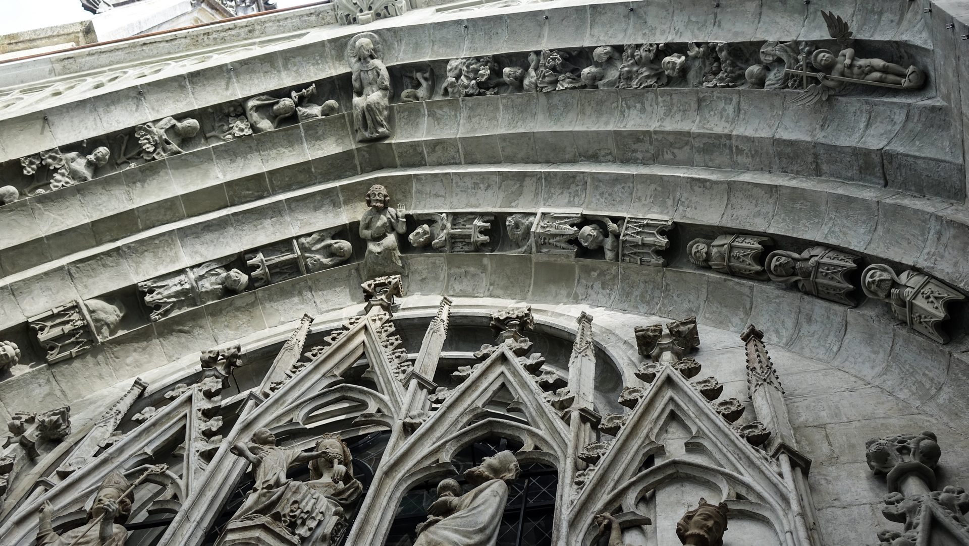 Voussures du portail sud de la cathédrale de Fribourg. Les apôtres et les prophètes (photo Maurice Page) 