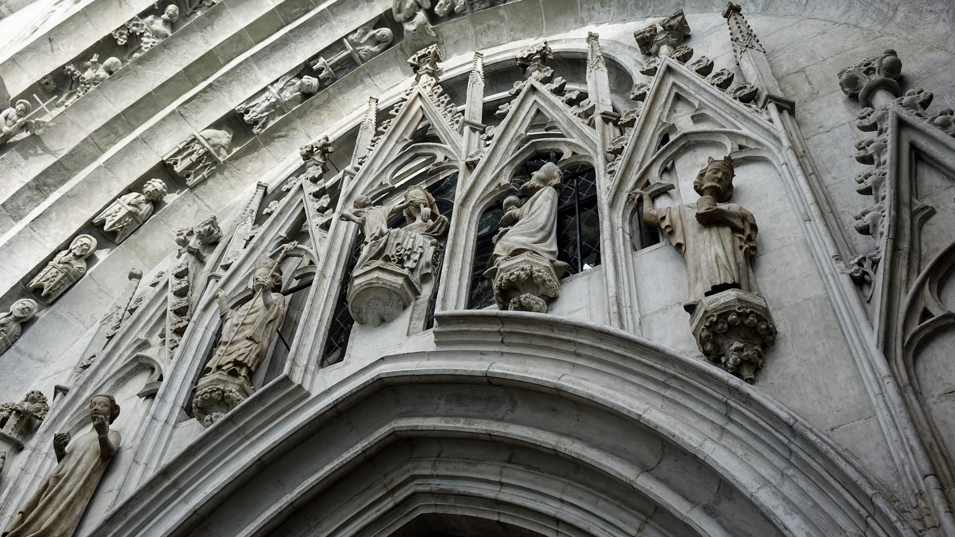 Portail sud  de la cathédrale de Fribourg. Les rois-mages et saint Nicolas montent vers la Vierge et l'enfant Jésus (photo Maurice Page) 