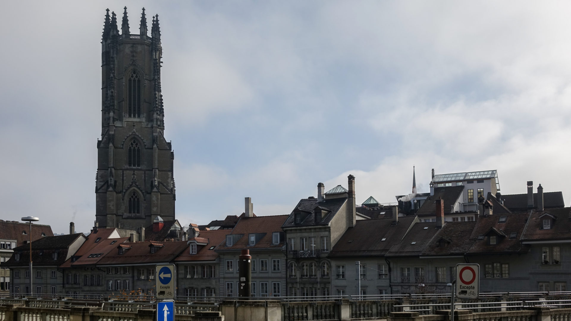 La cathédrale St-Nicolas veille sur les toits du quartier du Bourg (photo Maurice Page) 