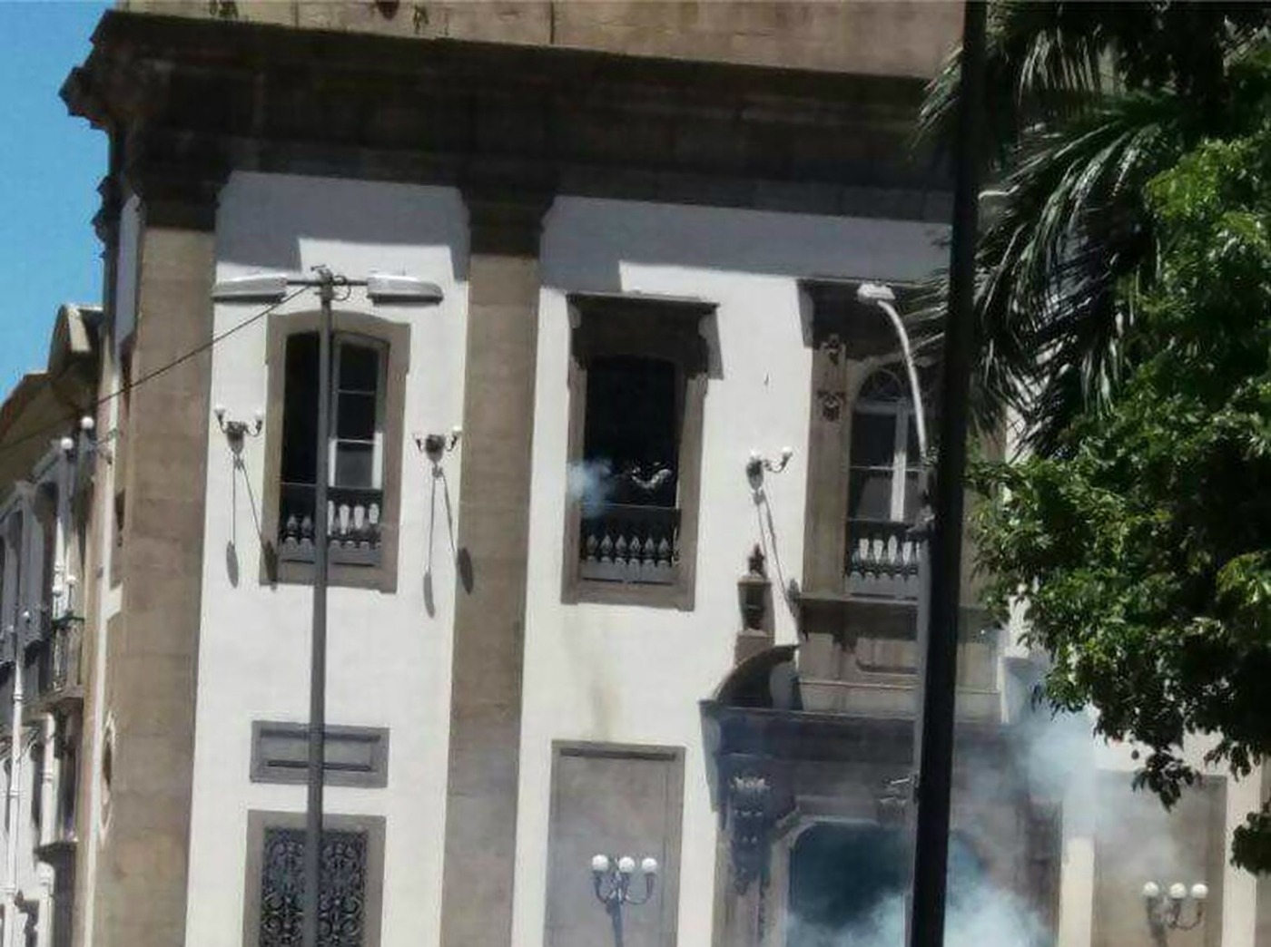 Débordés par les manifestants, les policiers ont investi l'église Sao Joaquim, à Rio, pour tirer sur les manifestants. (Photo: capture-écran)