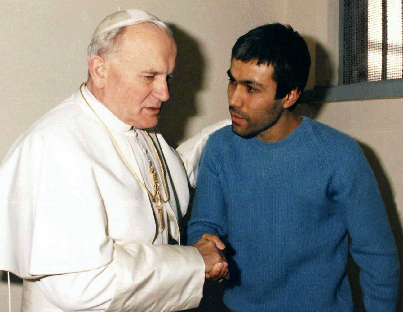Jean-Paul II a rencontré Mehemt Ali Agça en prison le 23 décembre 1983. Le pape n'a jamais rien révélé de leur entretien. (Photo: Keystone)