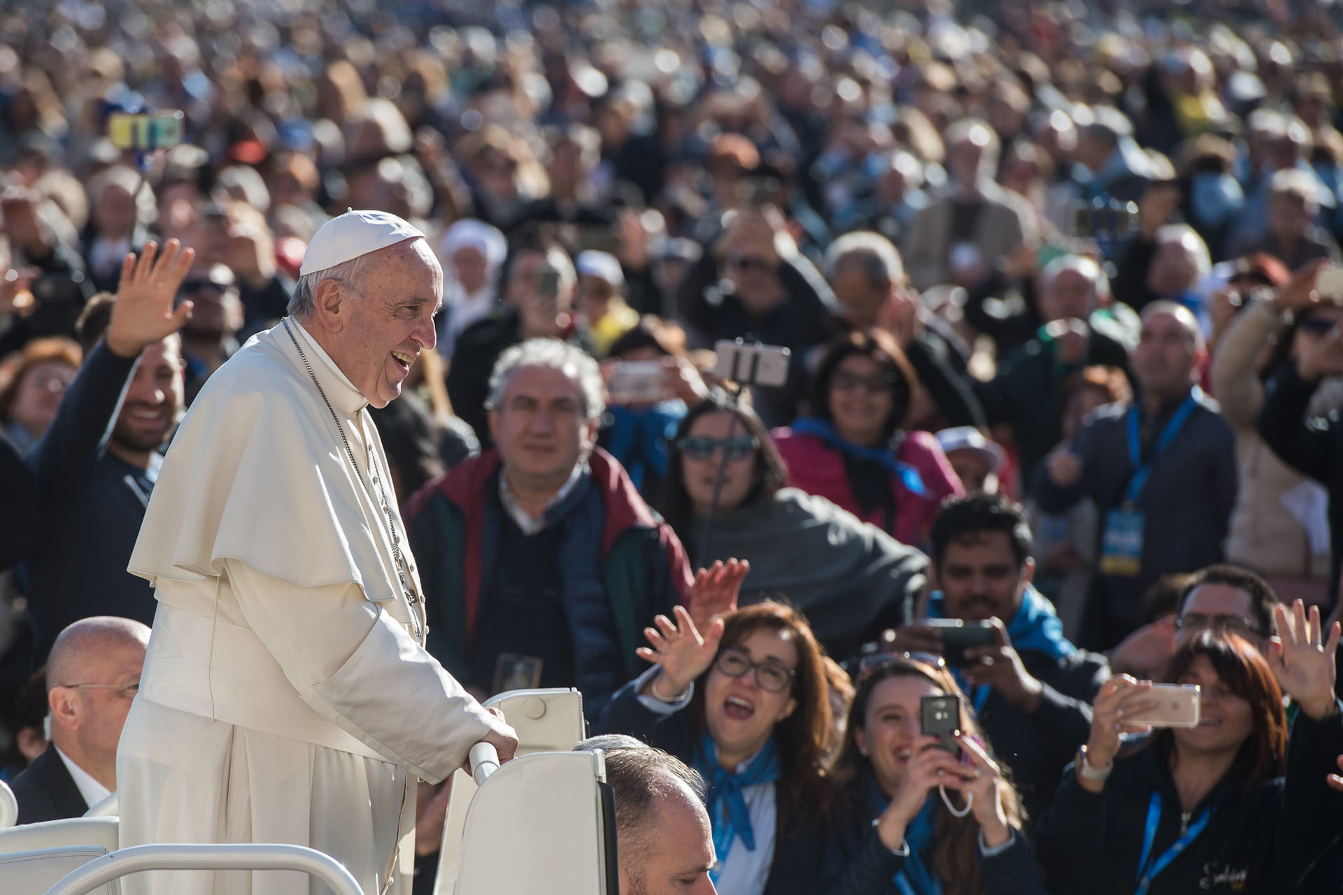 Avant l'audience, le pape salue la foule en papamobile |  Flickr/Mazur/catholicnews.org.uk/CC BY-NC-SA 2.0