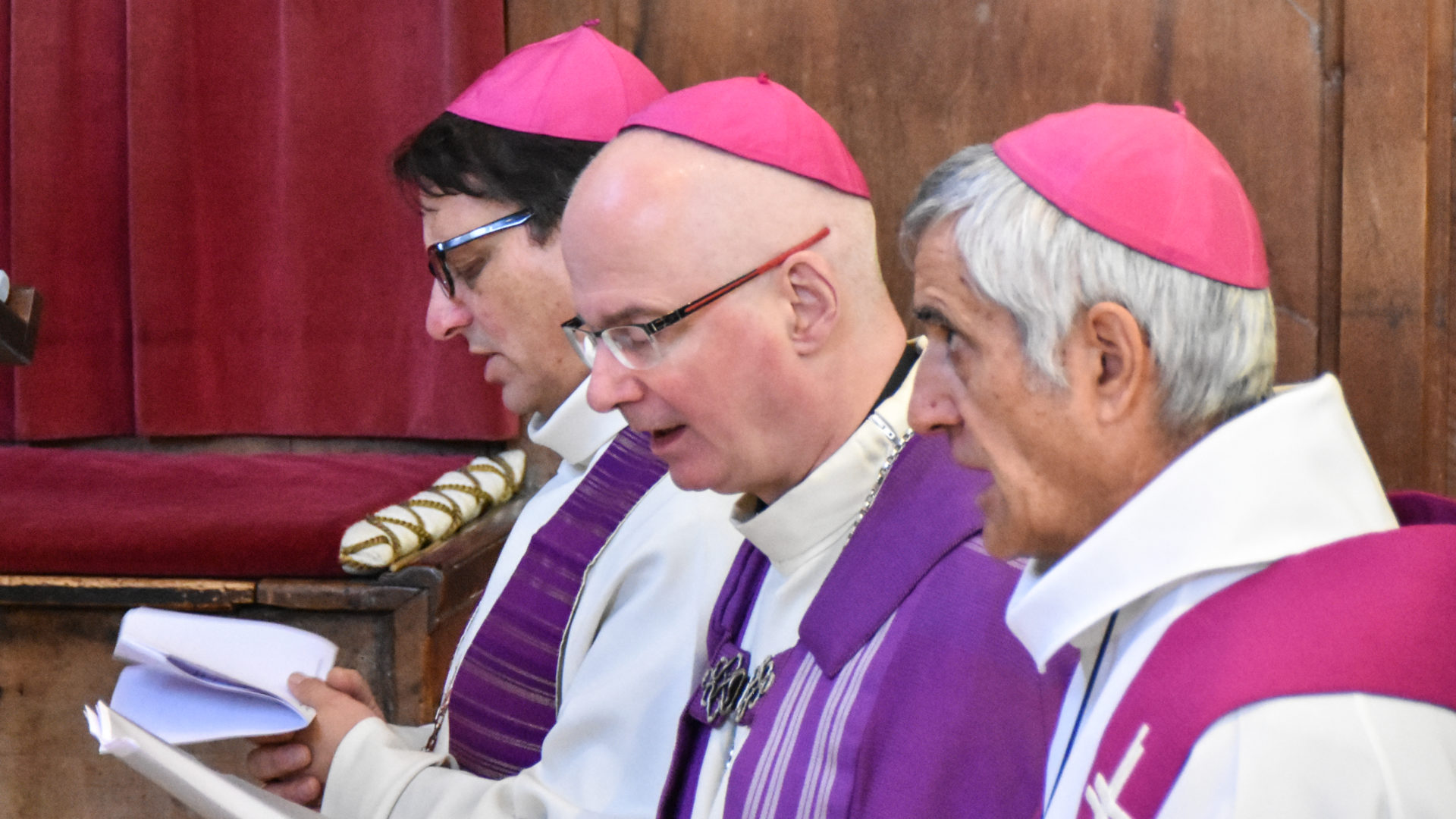 Mgr Felix Gmür, Mgr Charles Morerod et Mgr Jean-Marie Lovey demandent pardon pour les abus sexuels à Notre-Dame de Valère, à Sion (photo Maurice Page) 