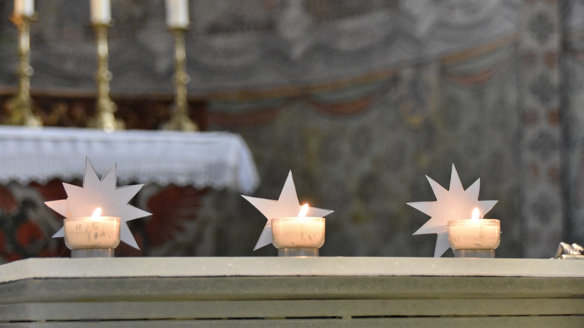 Trois lumignons allumés en signe de repentance pour les abus sexuels (photo Maurice Page) 