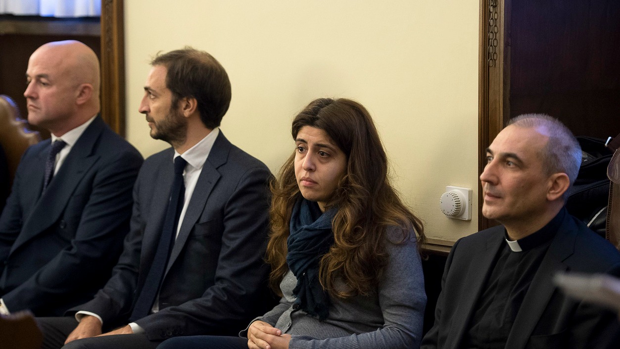 L'affaire Vatileaks 2 avait mis sur le banc des accusés (de g. à d.) Luigi Nuzzi, Emiliano Fittipaldi, Francesca Chaouqui et Mgr Vallejo Balda (Photo:Osservatore Romano/Keystone)