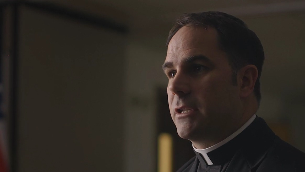 Le Père Donald Calloway est passé par l'enfer de la drogue avant de devenir prêtre (Photo: capture d'écran/vimeo)