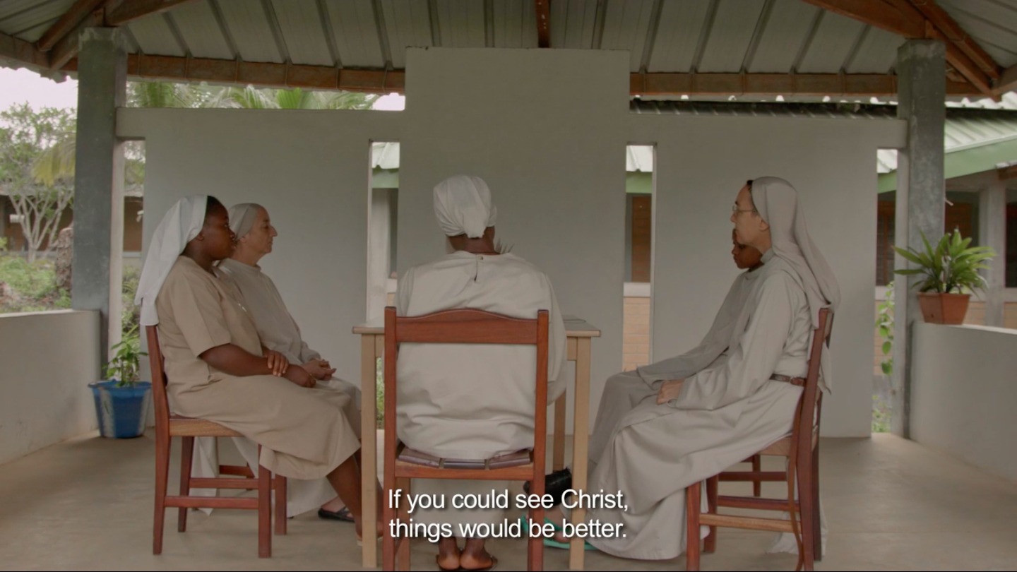 Les religieuses du monastère de Kindia règlent leurs différends par la discussion commune (Photo:capture d'écran, film Croyah)