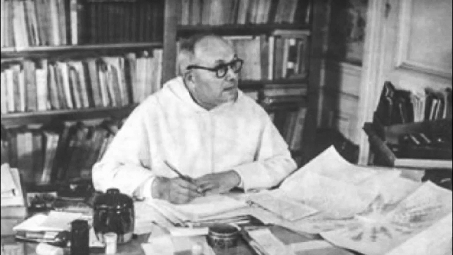 Le Père Louis-Joseph Lebret (1897-1966) à sa table de travail  (photo Irfed) 