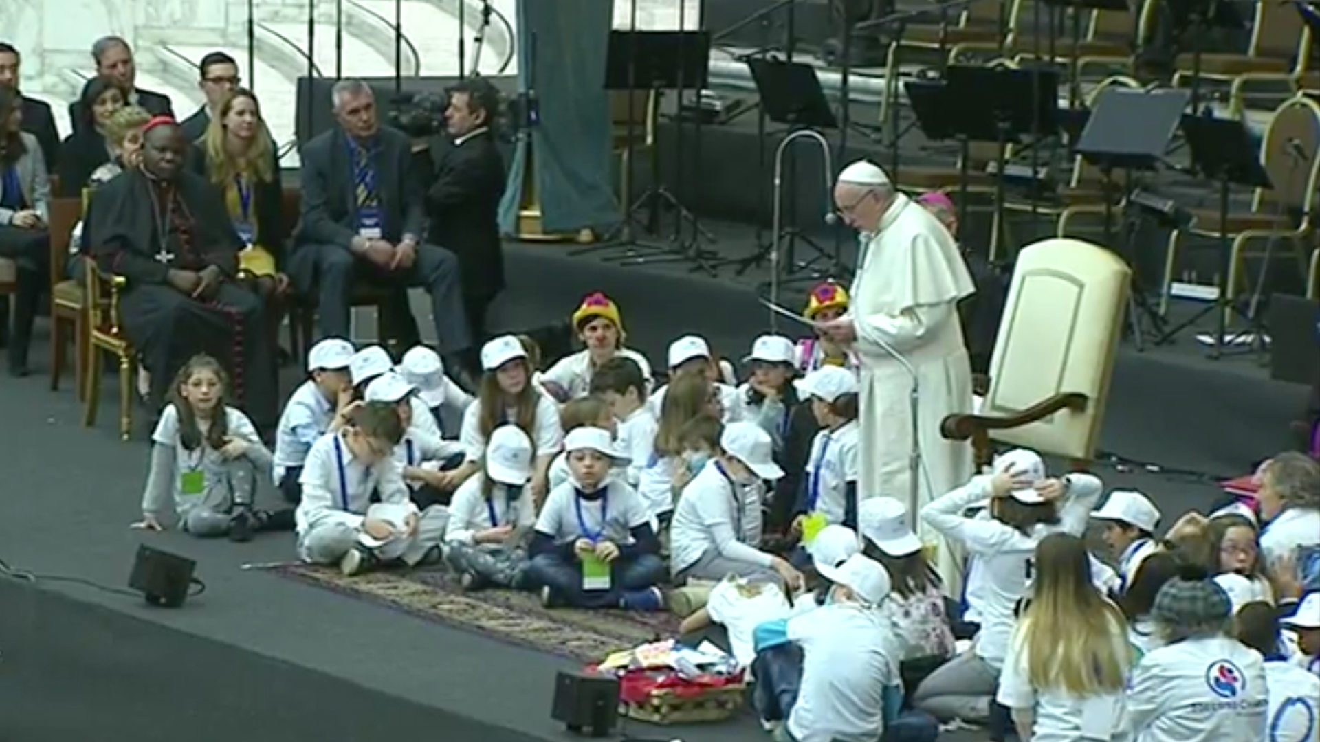 Le pape au milieu des enfants le 15 décembre 2016 (Photo: Youtube/CTV)