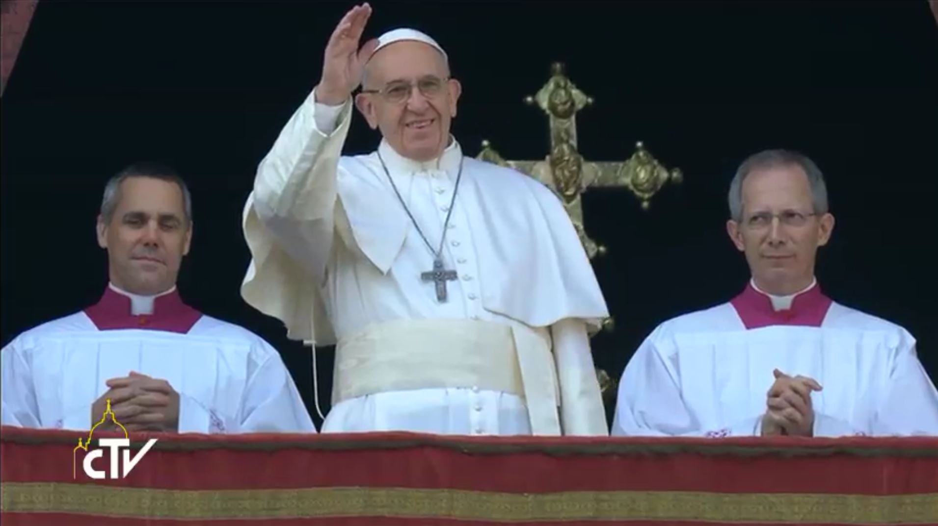 Le pape François salue la foule de la loge centrale de la basilique Saint-Pierre (capture d'écran CTV)