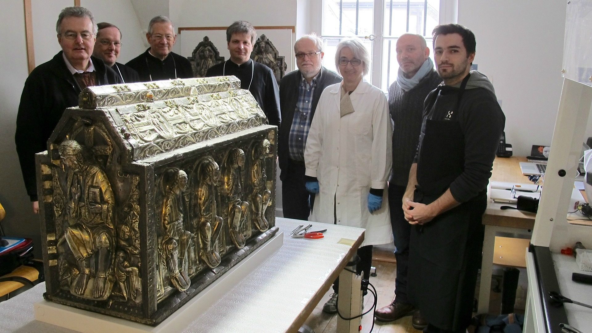 L'équipe de restauration, Denise Wirschard et Romain Jeanneret (1er depuis la dr.) vont procéder à la restauration de la Châsse en collaboration avec le conservateur du trésor Pierre Alain Mariaux. (Photo: Abbaye de Saint-Maurice). 