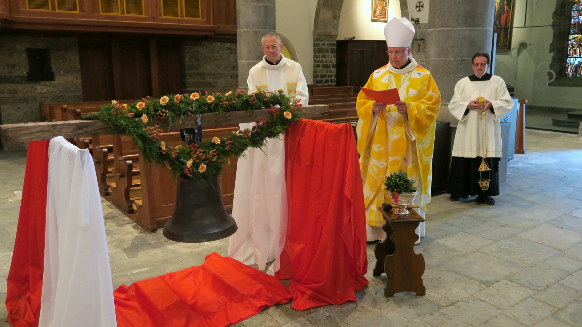 Mgr Jean Scarcella, le Père-Abbé de l'abbaye de Saint-Maurice, a béni la cloche en présence de Jean et Madeleine Veuthey et de leurs proches. (Photo: Olivier Roduit)