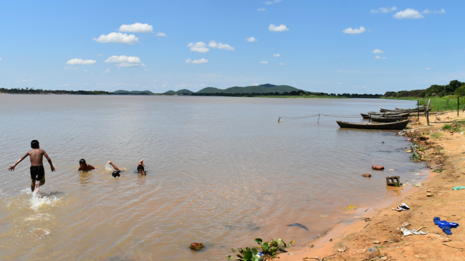 Communauté indigène au bord du Rio Paraguay, dans l'Alto Paraná (Photo:  Jacques Berset)