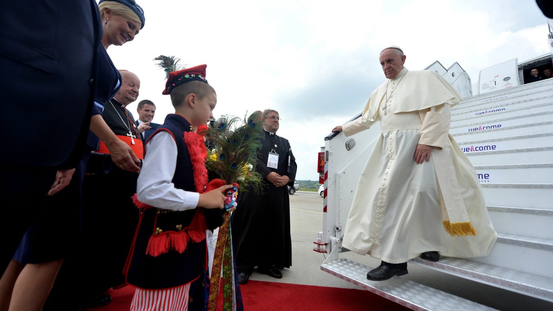 Le pape François à sa descente d'avion, lors de son voyage en Pologne, à l'occasion des JMJ. (Photo: Flickr/Mazur/catholicnews.org.uk
/CC BY-NC-SA 2.0)