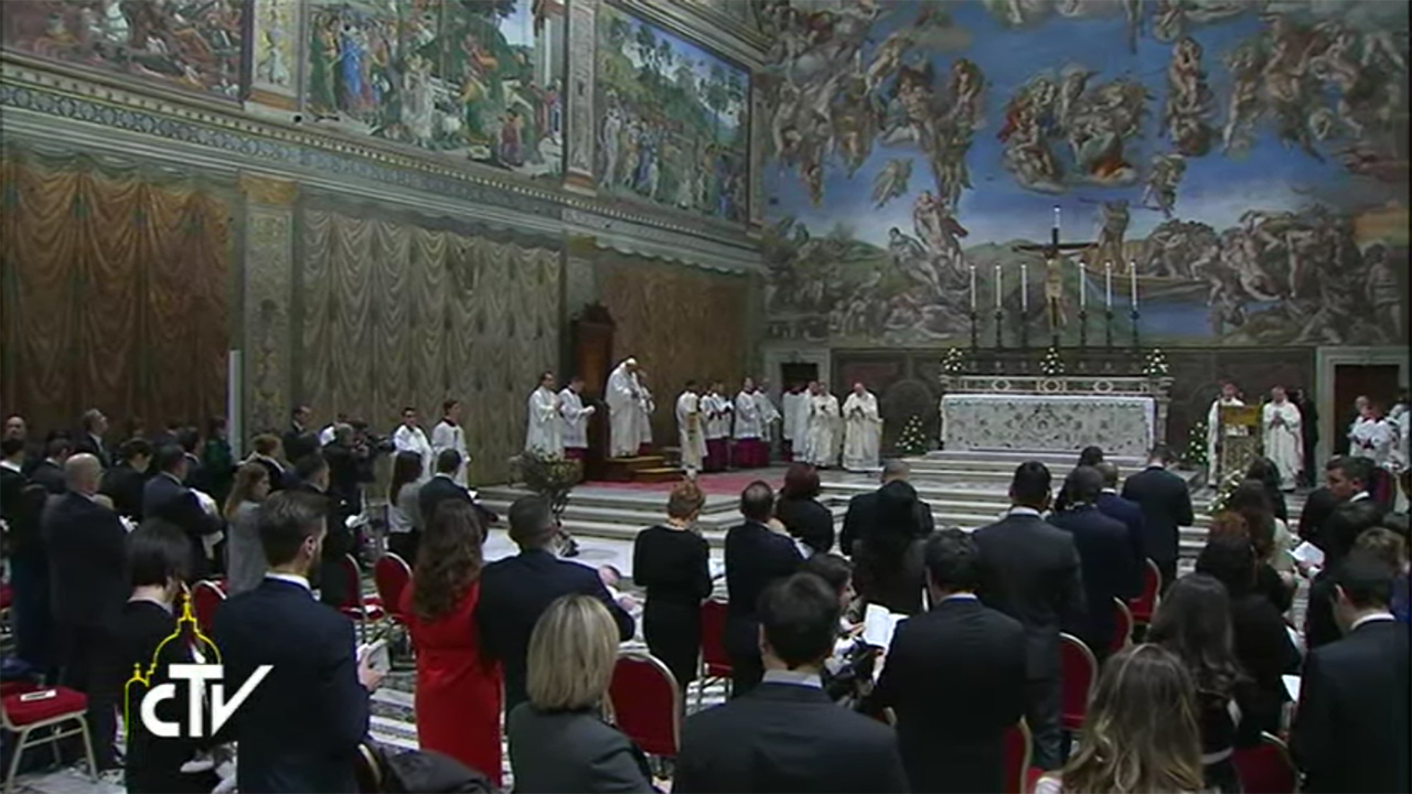 Le pape a baptisé 28 nouveau-nés dans la chapelle Sixtine (Photo: Youtube/CTV)