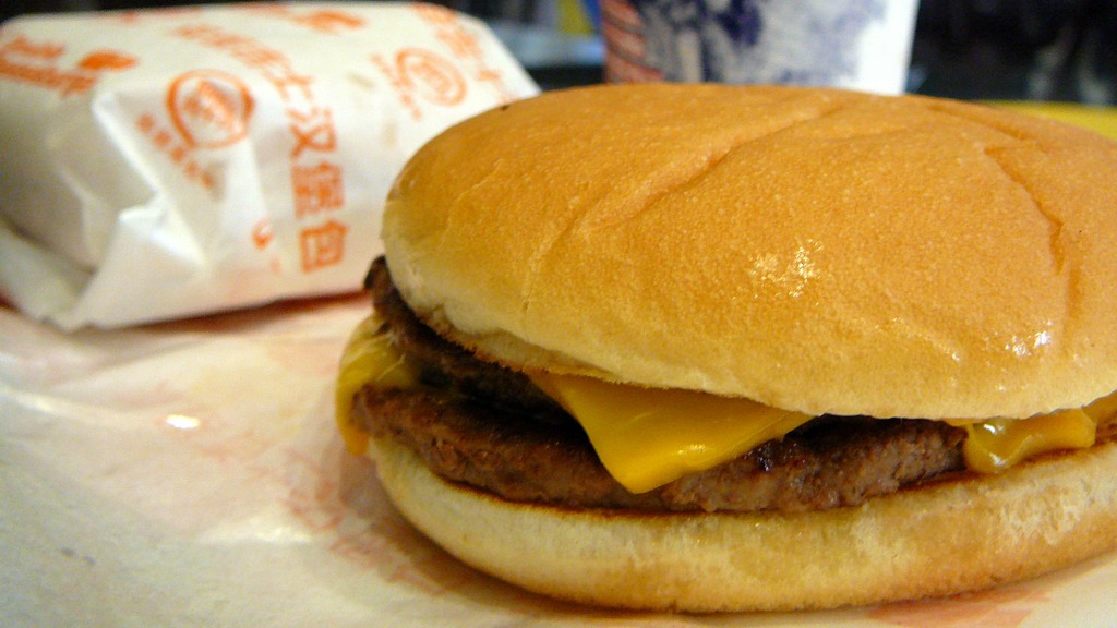 Les sans-abri recevront un double cheeseburger (Photo:keso s/Flickr/CC BY-NC-ND 2.0)