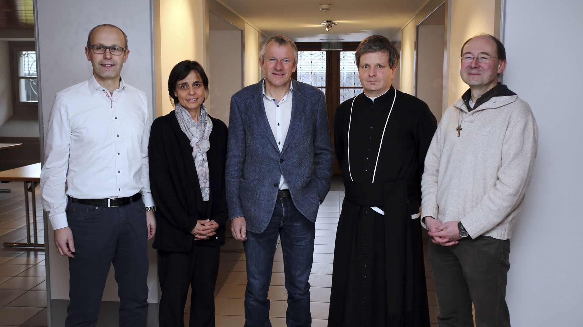 Vérolliez le 8 février 2017. (De g. à dr.) Xavier Lavanchy, Anne Mayoraz, Benjamin Roduit, Roland Jaquenoud et Pierre-Yves Maillard, membres du Conseil de la Fondation Maison de la famille (Photo: B. Hallet)