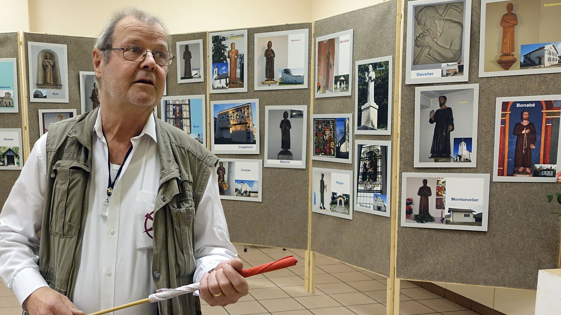 Gérald Friche commente la vie de Nicolas de Flüe, durant le passage de son exposition. (Photo: Pascal Tissier/SCJP)