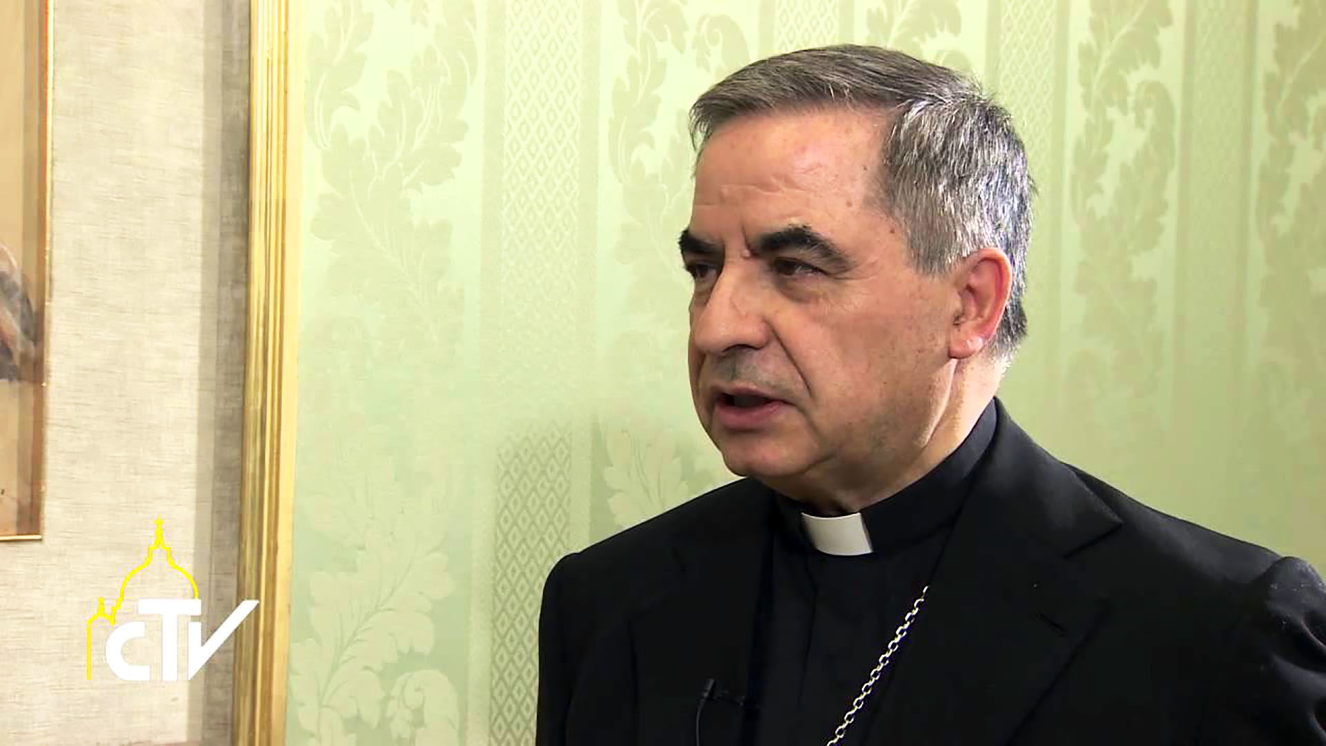 Mgr Angelo Becciu estime que les décisions de Donald Trump suscitent des préoccupations.  (Photo: Youtube/Centro Televisivo Vaticano)