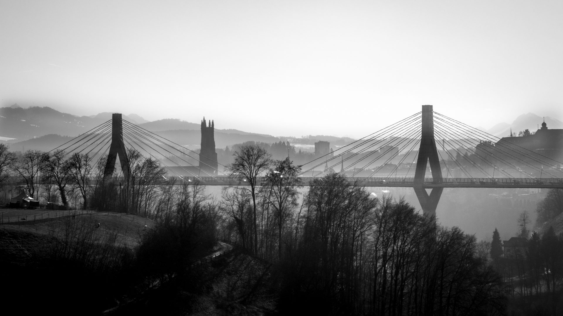 Fribourg, le pont de la Poya et la cathédrale St-Nicolas (photo Maurice Page) 