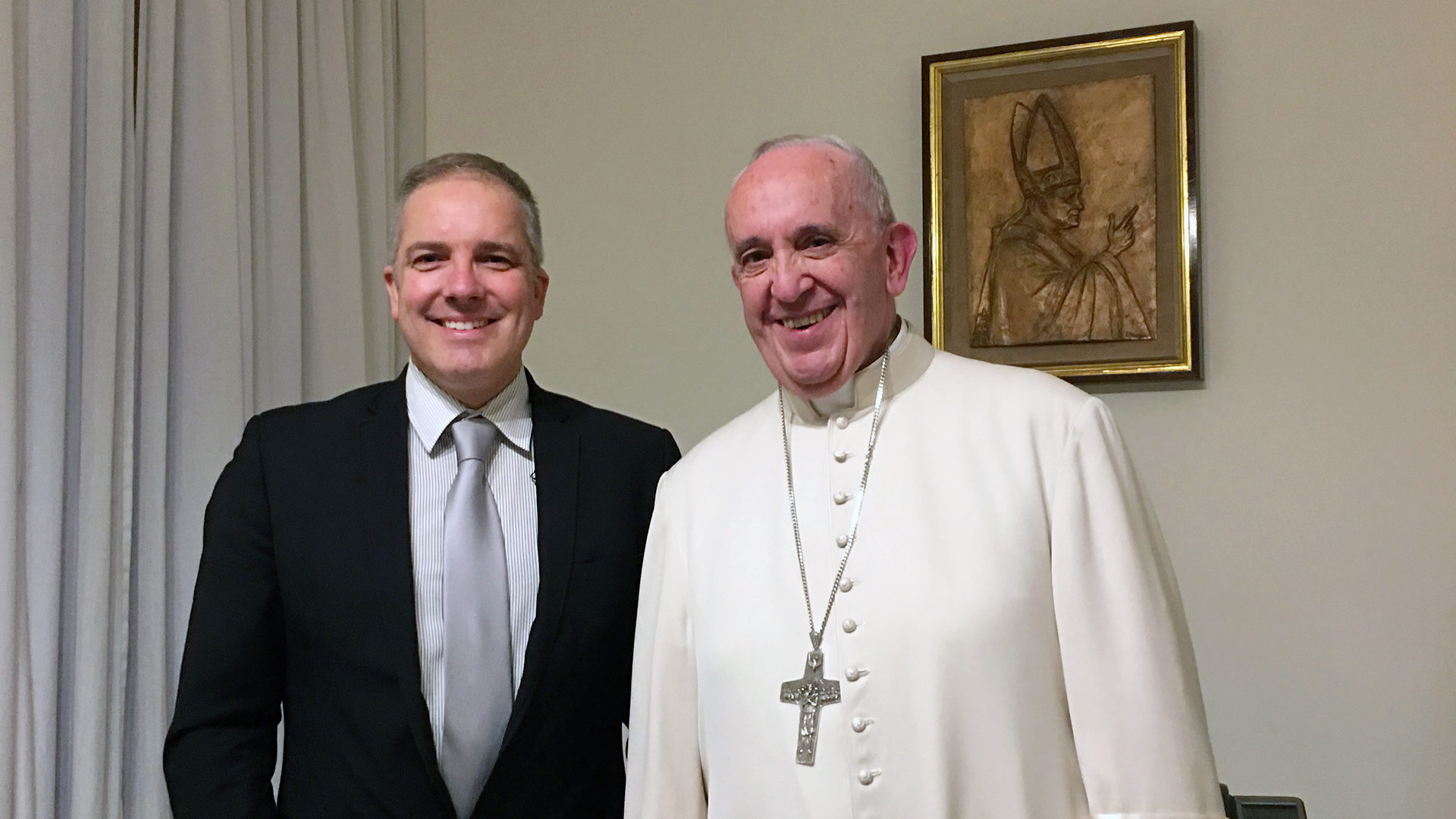 Olivier Fleury avec le pape François à Rome en novembre 2016, pour présenter son projet Jesus Celebration 2033 (Photo: DR)