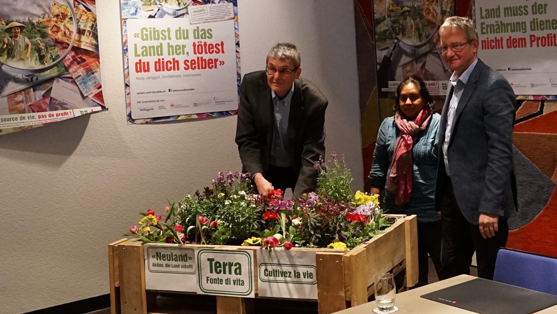 Matthias Dörnenburg, directeur ad interim AdC, l'Indonésienne Karniti Samon et Migues Baumann, PPP pour cultiver la vie (photo Georges Scherrer)