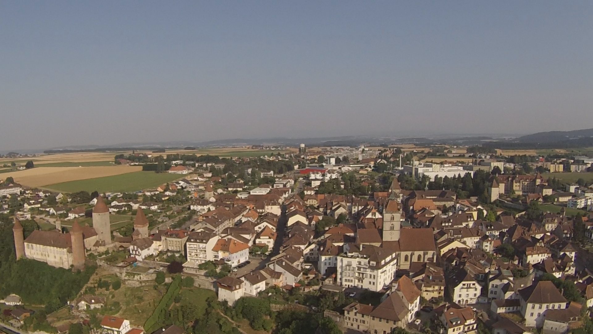 La cité fribourgeoise d'Estavayer-le-Lac vue du ciel (photo wikipedia FubarCH CC BY-SA 4.0) 