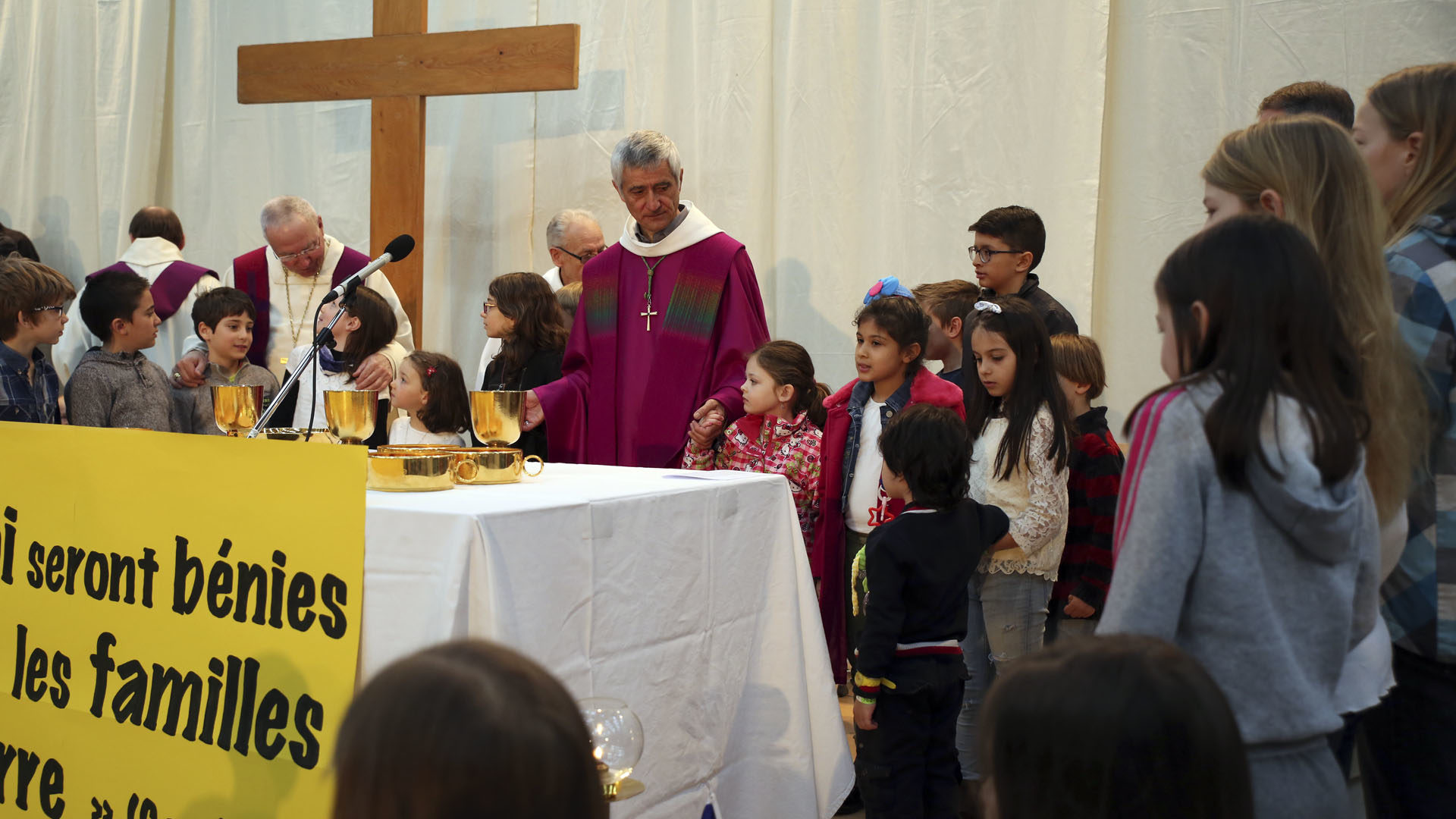 Sion le 12 mars 2017. Messe des familles au festival des familles. Les enfants ont rejoint Mgr Lovey pour le 'Notre Père'. (Photo: B. Hallet)