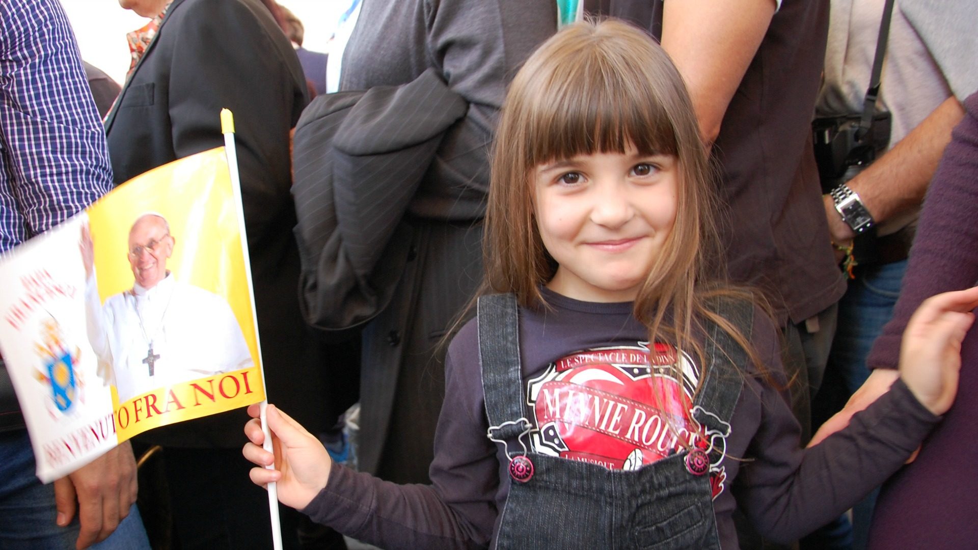 Rome Jeune fille enthousiaste sur la Place Saint-Pierre | ©  Jacques Berset   