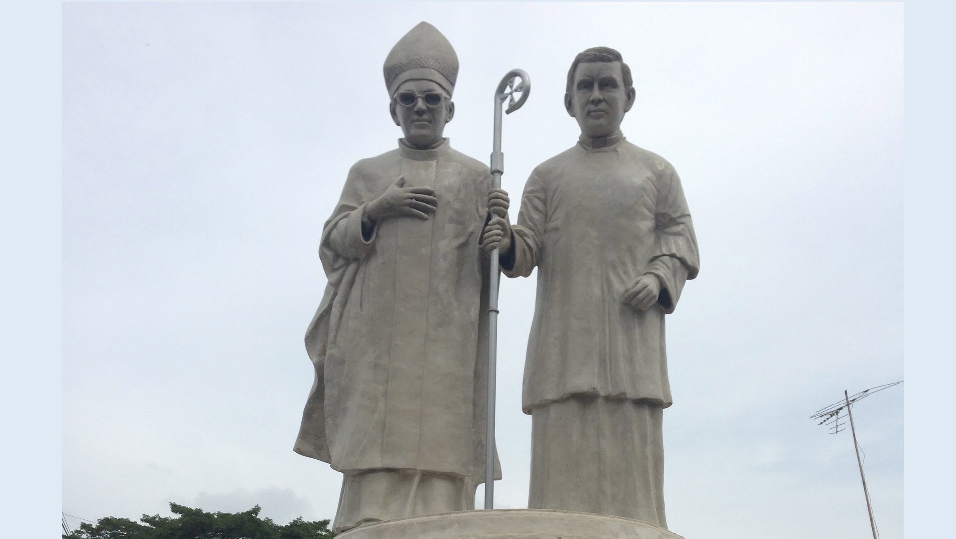 Statues de Mgr Oscar Romero et du Père Rutilio Grande à El Paisnal, au Salvador (photo DR)