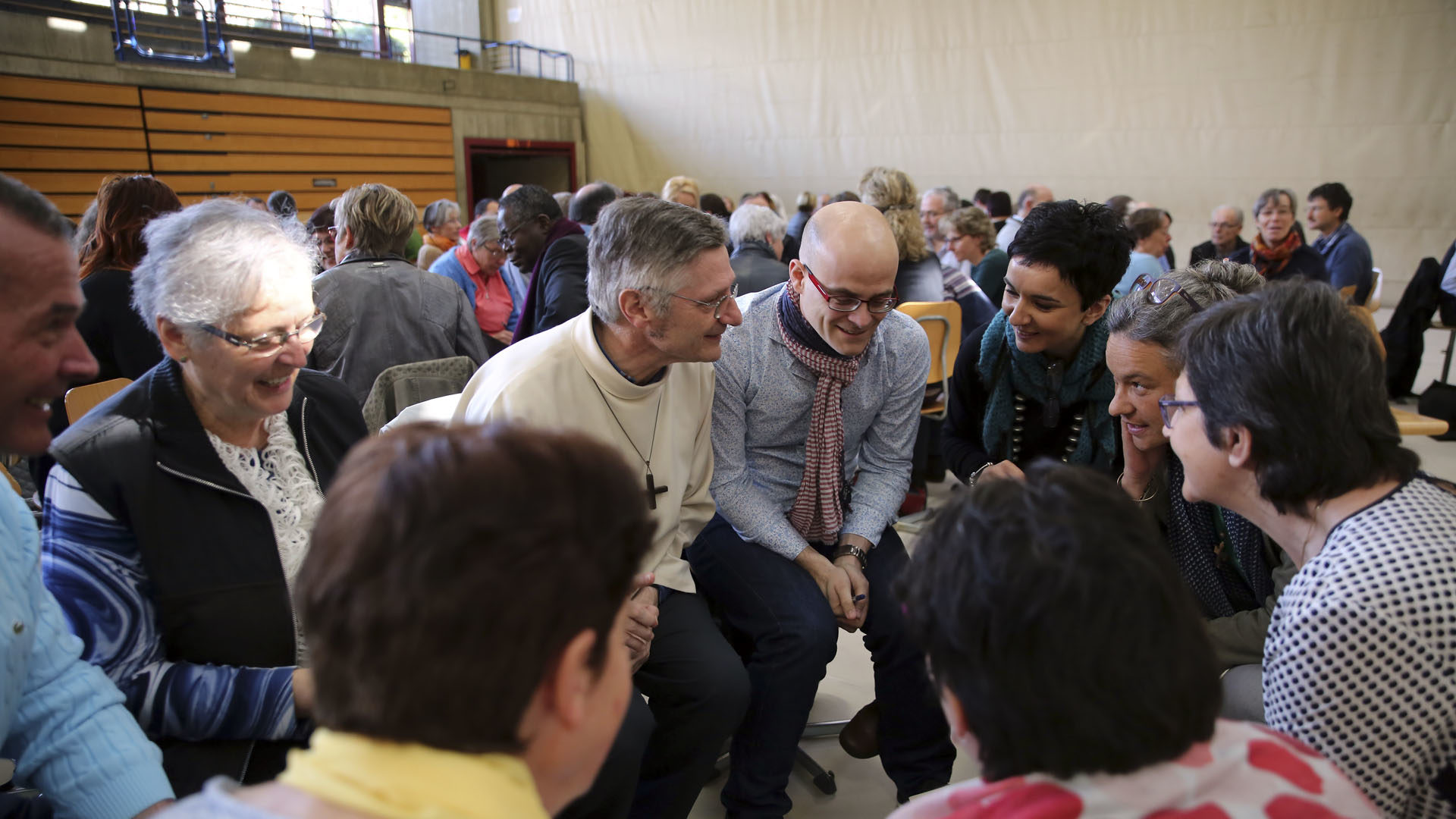 Sion, collège des Creusets, le 25 mars 2017. Session pastorale du diocèse de Sion. Les participants ont pu échanger en équipe. (Photo: B. Hallet)