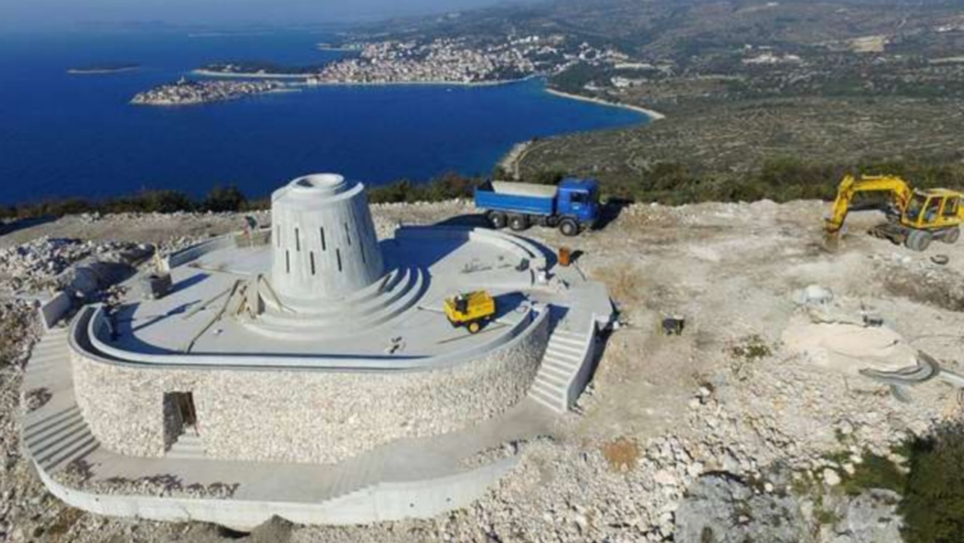 Le socle de la future statue de Notre-Dame de Lorette, à Primosten sur la côte croate (photo municipalité de Primosten) 