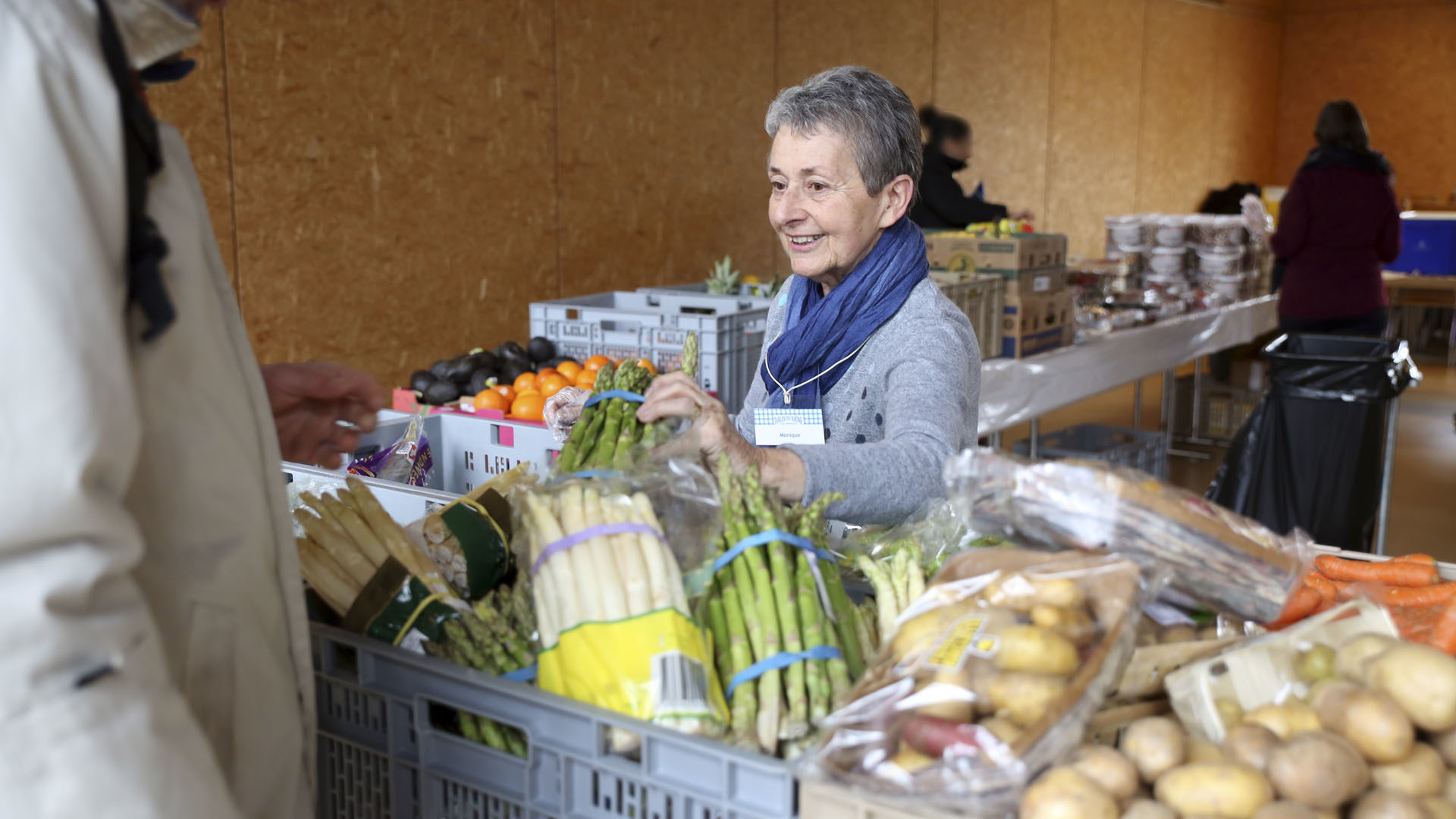 Paroisse protestante de Monthey (VS). Les bénévoles des Tables du Rhône accueillent et servent les bénéficiaires de l'aide alimentaire.  (Photo: B. Hallet)