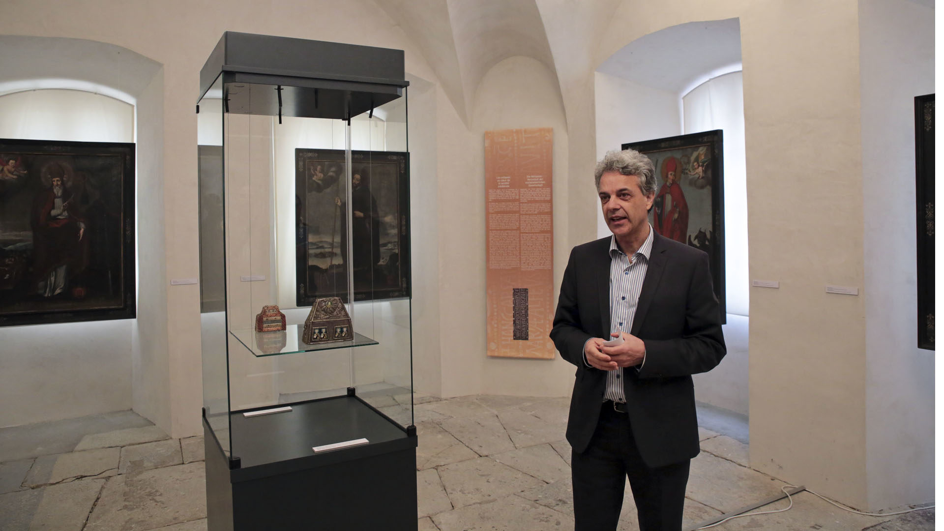 Sion le 21 mars 2017. Patrick Elsig, le directeur du Musée d'histoire du Valais décrit les objets exposés. Dans la vitrine un reliquaire du 8e siècle. (Photo: B. Hallet)