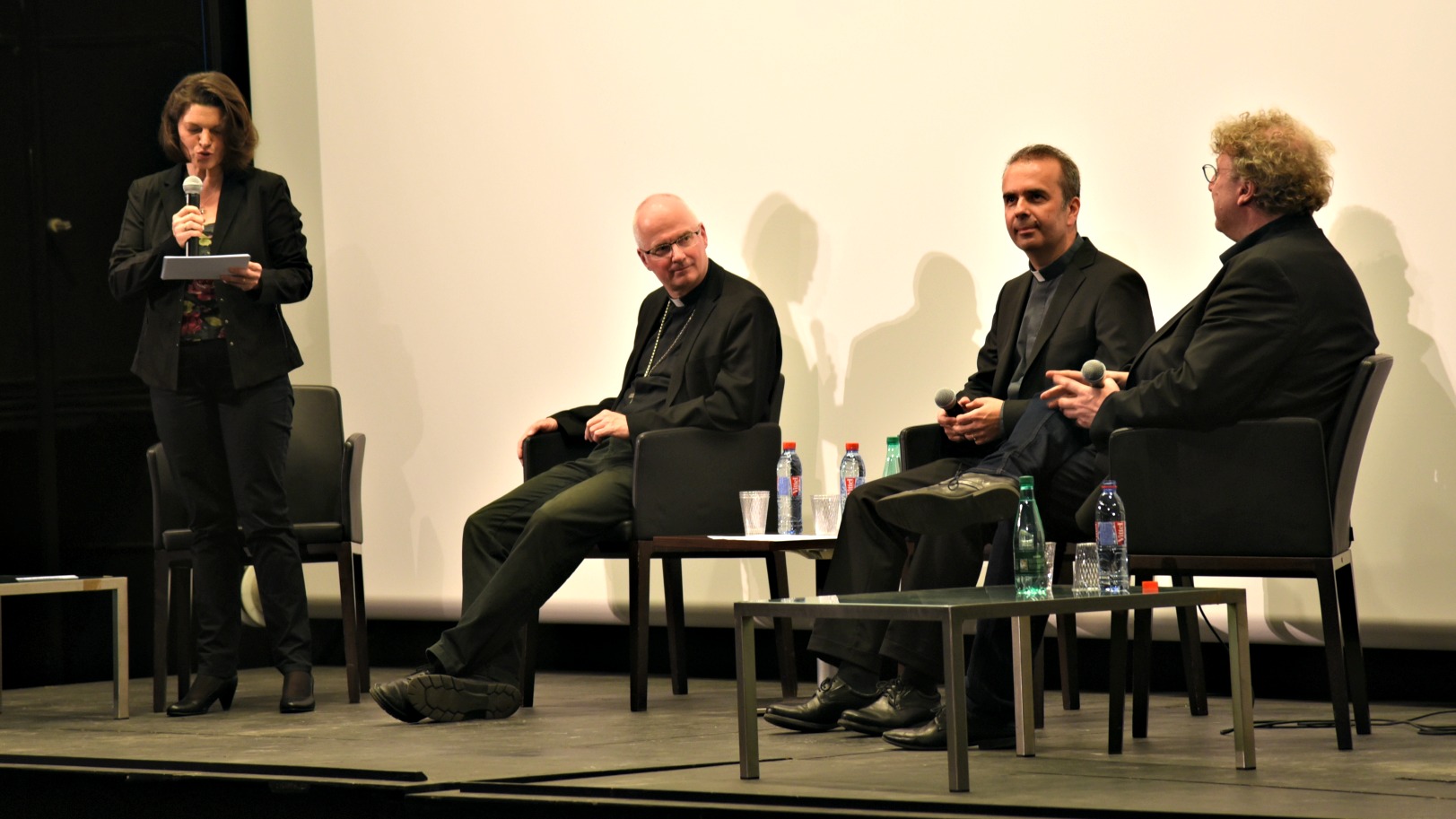 Evelyne Oberson modérait la discussion entre Mgr Charles Morerod, Pascal Desthieux et Arnaud Bédat (Photo:Raphaël Zbinden)