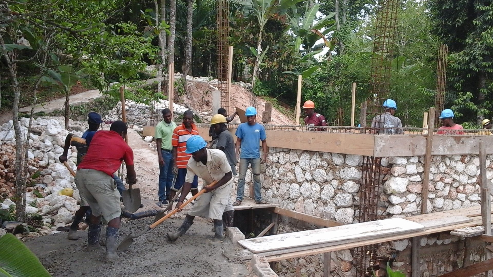 Après le séisme de 2010, Haïti a dû reconstruire de nombreuses  infrastructures , dont des écoles et des dispensaires (Photo:  Solidarité Fribourg Haïti) 