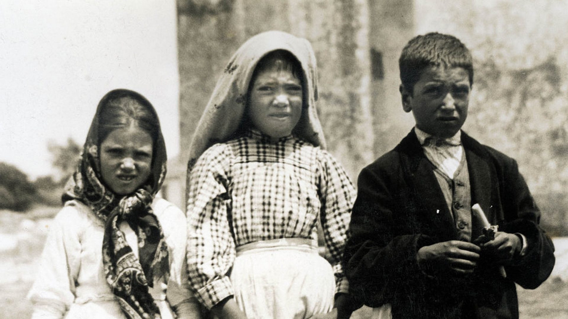 Les trois jeunes voyants de Fatima: Jacinthe, Lucia et François en1917 (photo domaine public) 