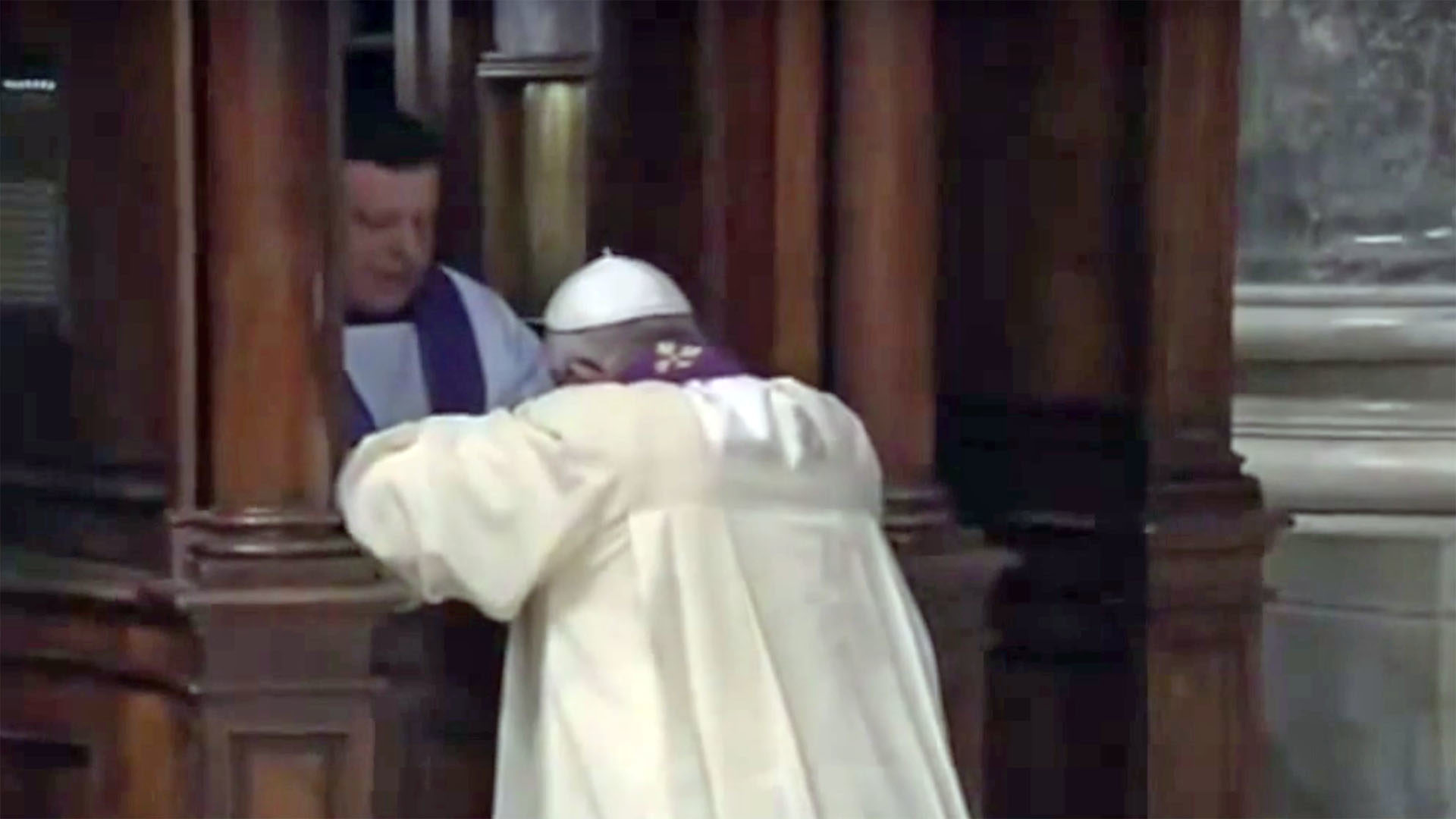Le pape se confesse auprès du premier prêtre venu (Capture d'écran: youtube.com)