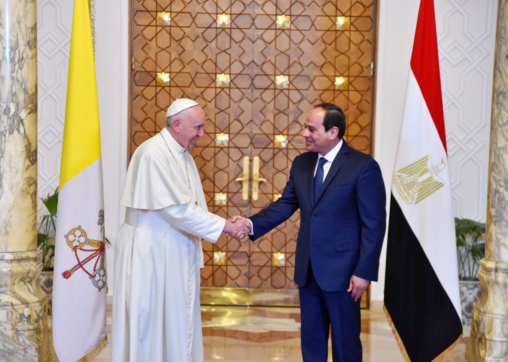 Le président  Abdel Fattah Al-Sissi salue le pape François (Photo:  Keystone ©Egyptian President Office) 