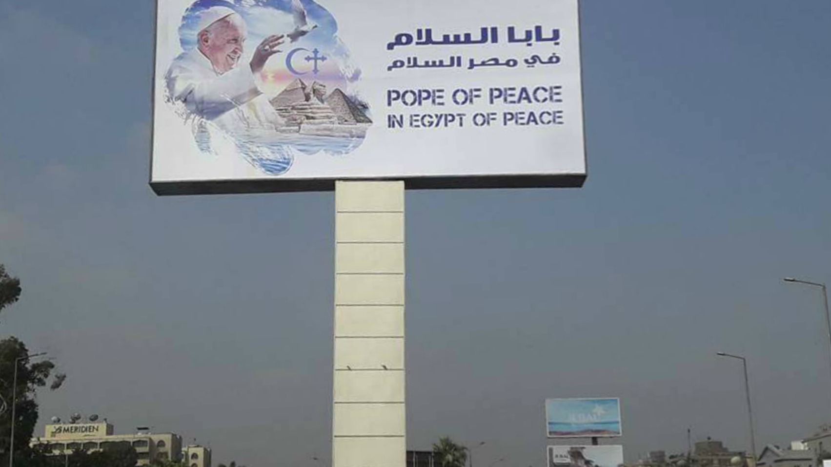 Annonce de la visite du pape dans les rues du Caire (Photo:  Loula Lahham)  