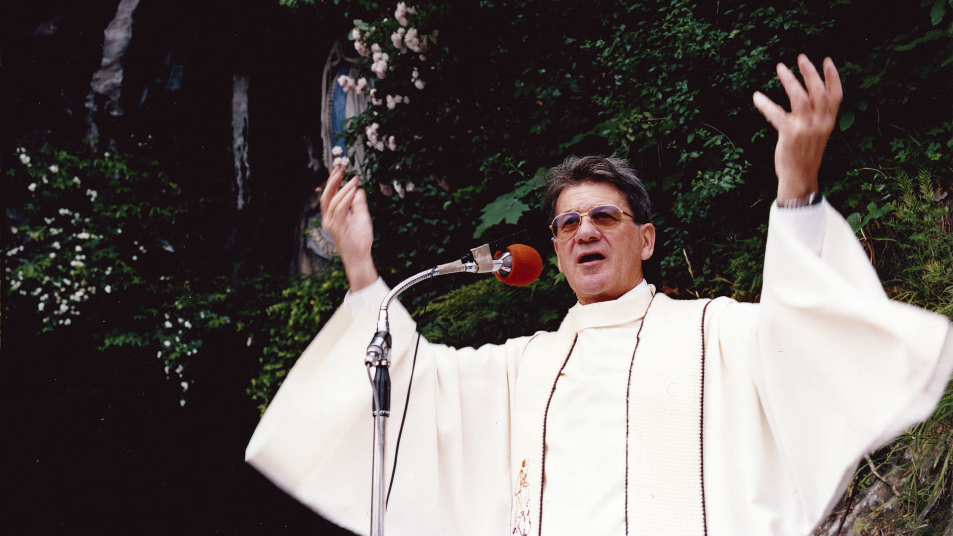 Le Père Bernard Bitschnau à Lourdes dans les années 1990. (Photo: Archives/Viron)