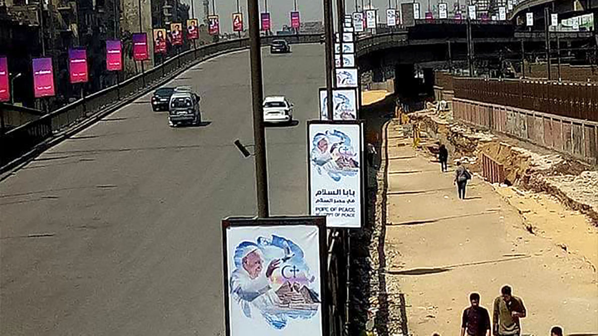 L'Egypte s'est parée d'affiches de bienvenue pour la visite du pape François (Photo Loula Lahham)