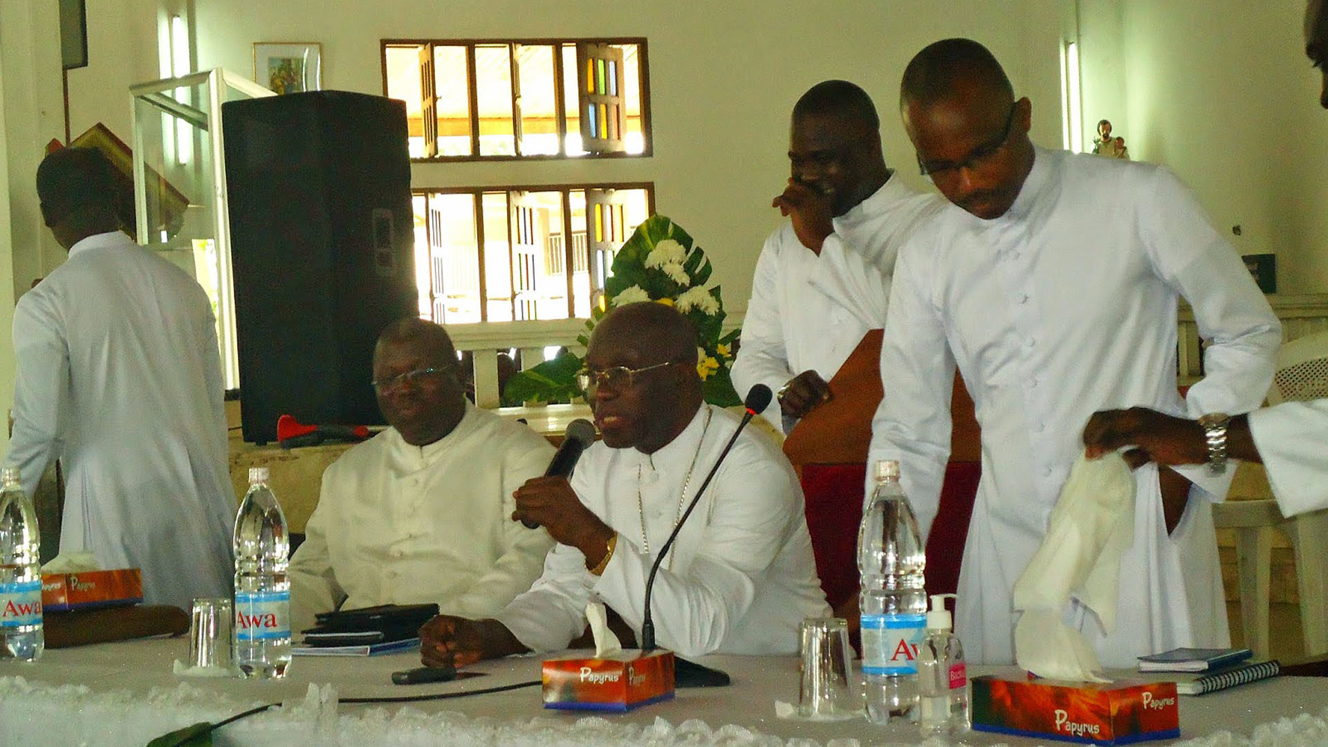 Le cardinal Jean-Pierre Kutwa (centre) prône la prudence face à la multiplication des mouvements religieux en Côte d'Ivoire. (Photo: DR)
