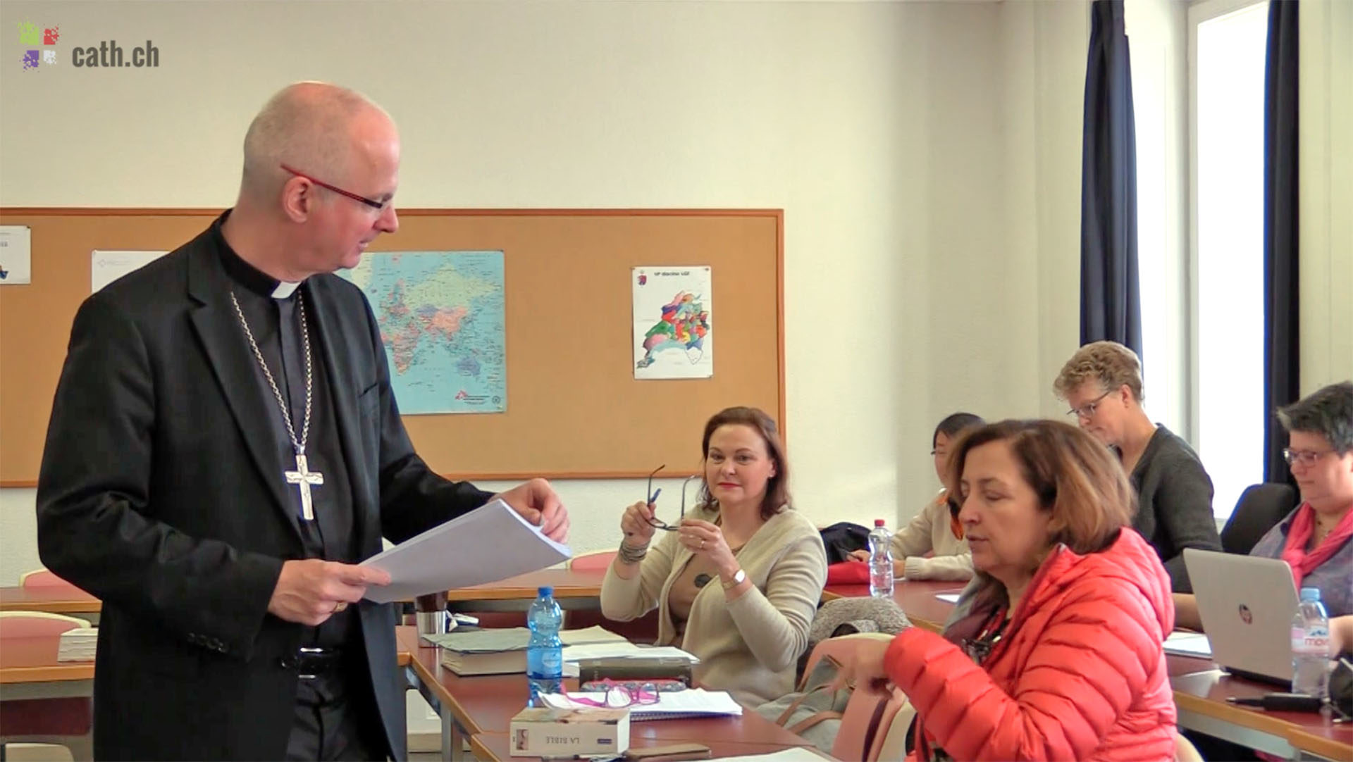 Mgr Charles Morerod durant un cours de théologie fondamentale donné à l'IFM (Photo: Grégory Roth)