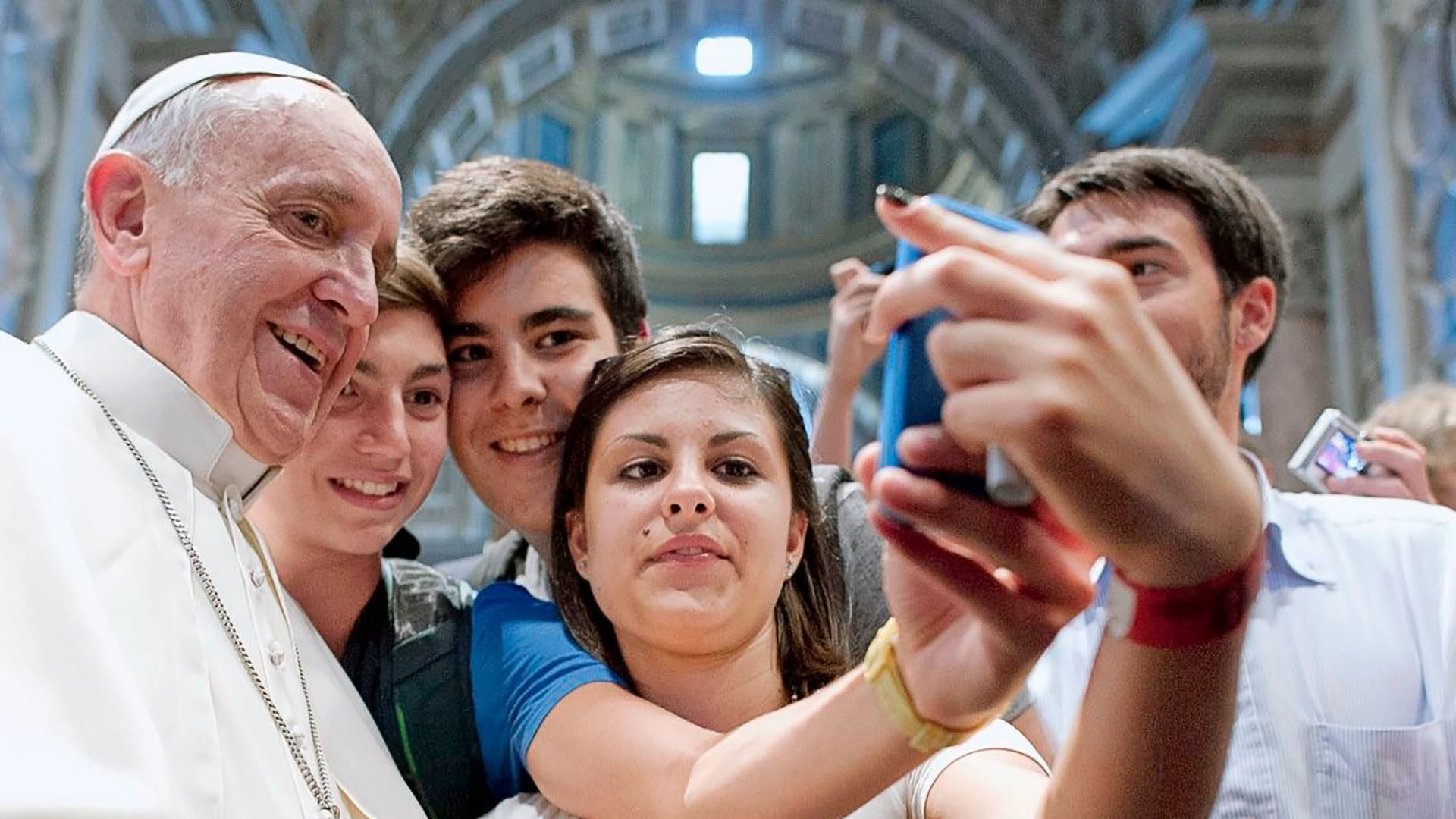 Le pape François et son célèbre selfie avec des jeunes | DR