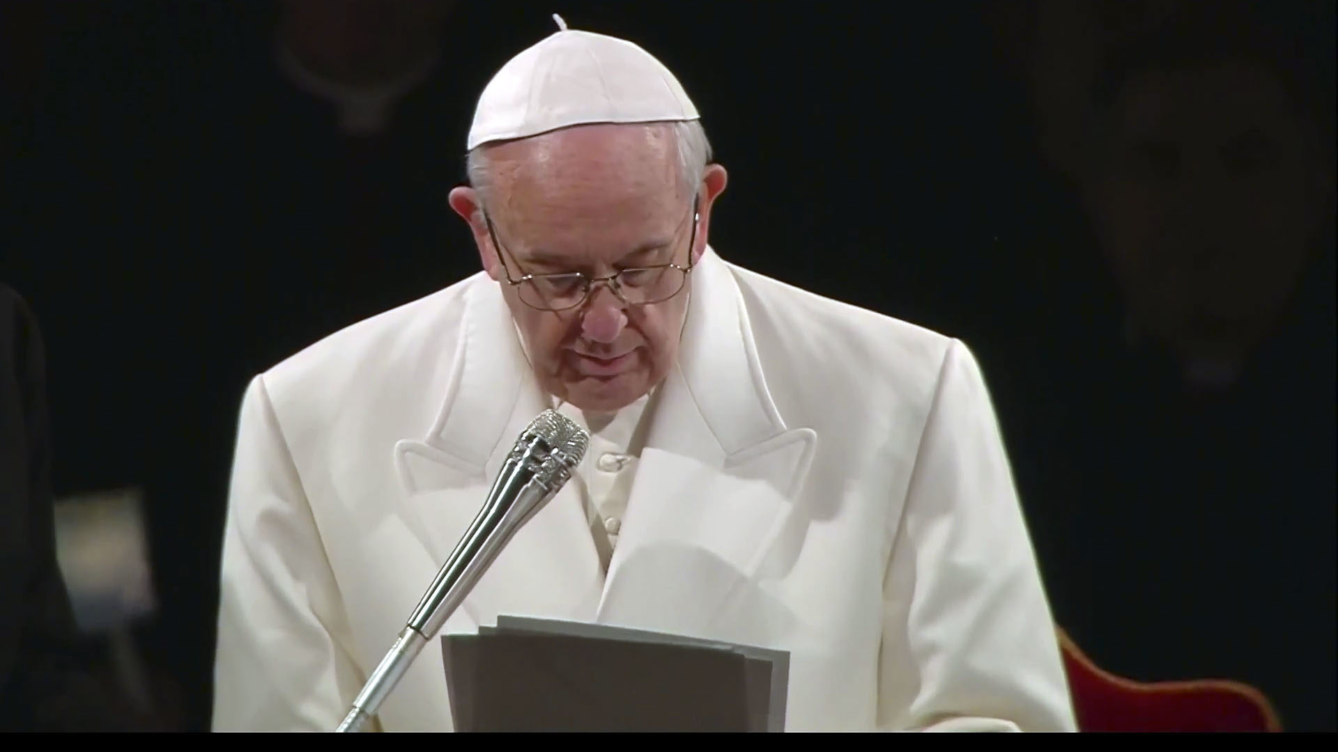 Le pape a prié après le chemin de croix qui s'est déroulé le 14 avril 2017 au Colisée. (Photo: CTV/capture-écran)